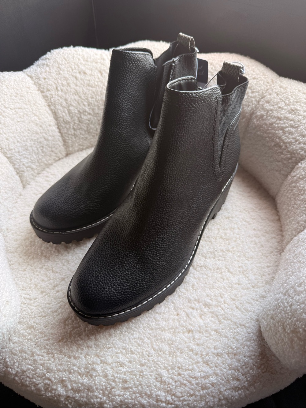Universal Thread Women's Black Chelsea Ankle Boots - Sleek Leather Look